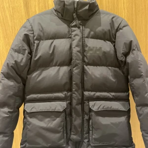 🖤Vinter jacka 🖤 - Säljer denna jätte fina svarta vinter jackan från Helly Hansen, helt ny, köpt för 1000 kr❤️💕
