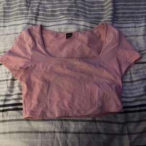 Ljusrosa topp🩷 - Jättefin ljusrosa topp, nästan oanvänd. Xs/s/m beroende på hur kort man vill ha den.