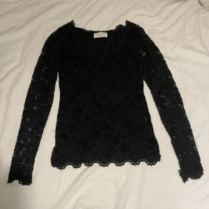 Spets tröja - Super gullig spets tröja. Säljer pga att den är för stor på mig som brukar ha xs. Ryggen har vanligt tygg. Det är även håll för tummarna som är klippta hemma