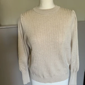 Soft rebel tröja  - Topp från Soft Rebels  i beige nyans  I fint använt skick  Viskos 