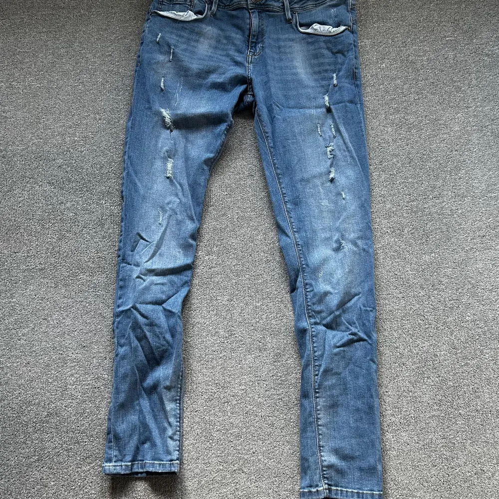 Ett par VOI LONDON jeans som ej används eller har används pga av att de var för stora. Jeansen är i väldigt bra skicka. Pris kan diskuteras! För mer bilder/videos skriv!. Jeans & Byxor.