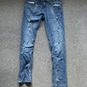 Ett par VOI LONDON jeans som ej används eller har används pga av att de var för stora. Jeansen är i väldigt bra skicka. Pris kan diskuteras! För mer bilder/videos skriv!