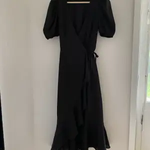 Jättefin svart omlottklänning med puffärm. Endast används någon enstaka gång. Säljer pga blivit för liten.