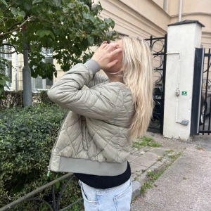 Jacka  - Höst/vårjacka från Åhléns. Supertrendig och jätte fin ljusgrön färg 🤌🏽 passar S/M beroende på hur man vill att den ska sitta 😳