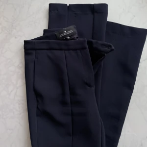 Marinblå kostym  - Marinblå kostymbyxor i så bra skick!! Nästintill helt oanvända.  Designers remix Charlotte Eskildsen