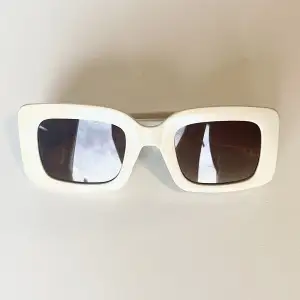 Beige Solglasögon från Gina Tricot 
