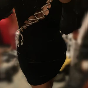 Slätt sexig klänning  - Säljer en bomb klänning som sticker ut med detaljer. Med diamant snören runt om 