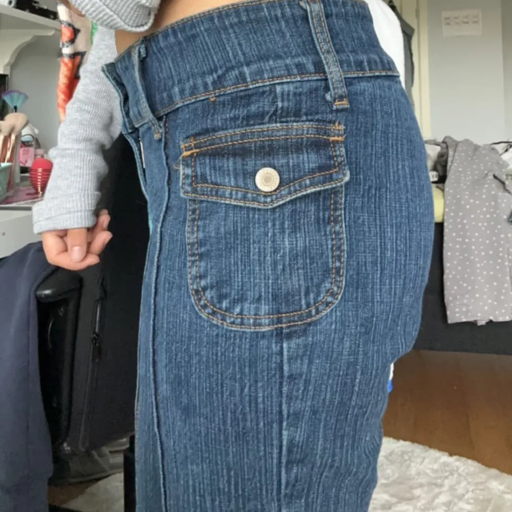 Snygga brandy jeans, med fickor på sidan istället för bakom jeansen, modellen på jeansen är agatha. Dem är mörk blåa och är flared.. Jeans & Byxor.