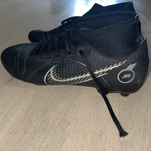 Nike mercurial superfly 8 academy - Hej, jag säljer dessa nike mercurial Fotbollskor p.g.a för små. Nypris 1099kr. Skicket är helt okej då plupparna på skosnörena har ramlat av. Det går enkelt att beställa nya för billigt pris. Skolådan finns ej kvar och därför säljs skorna så billigt.