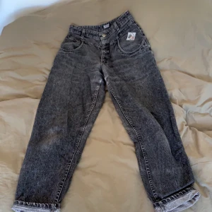 Gråa högmidjade jeans med tryck!💕 - Högmidjade jeans med snyggt tryck vid fickan! Lite korta på mig som är 173! Använd några gånger!💕