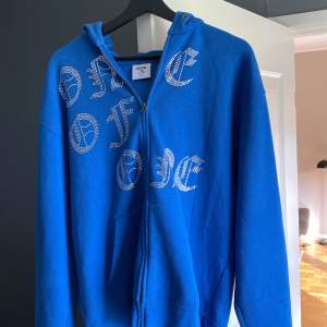 Jag säljer nu min blå one of one hoodie eftersom den bara är i garderoben. Den är i bra sick, alla pärlor är kvar som man kan se i 3e bilden. Pris kan diskuteras! 