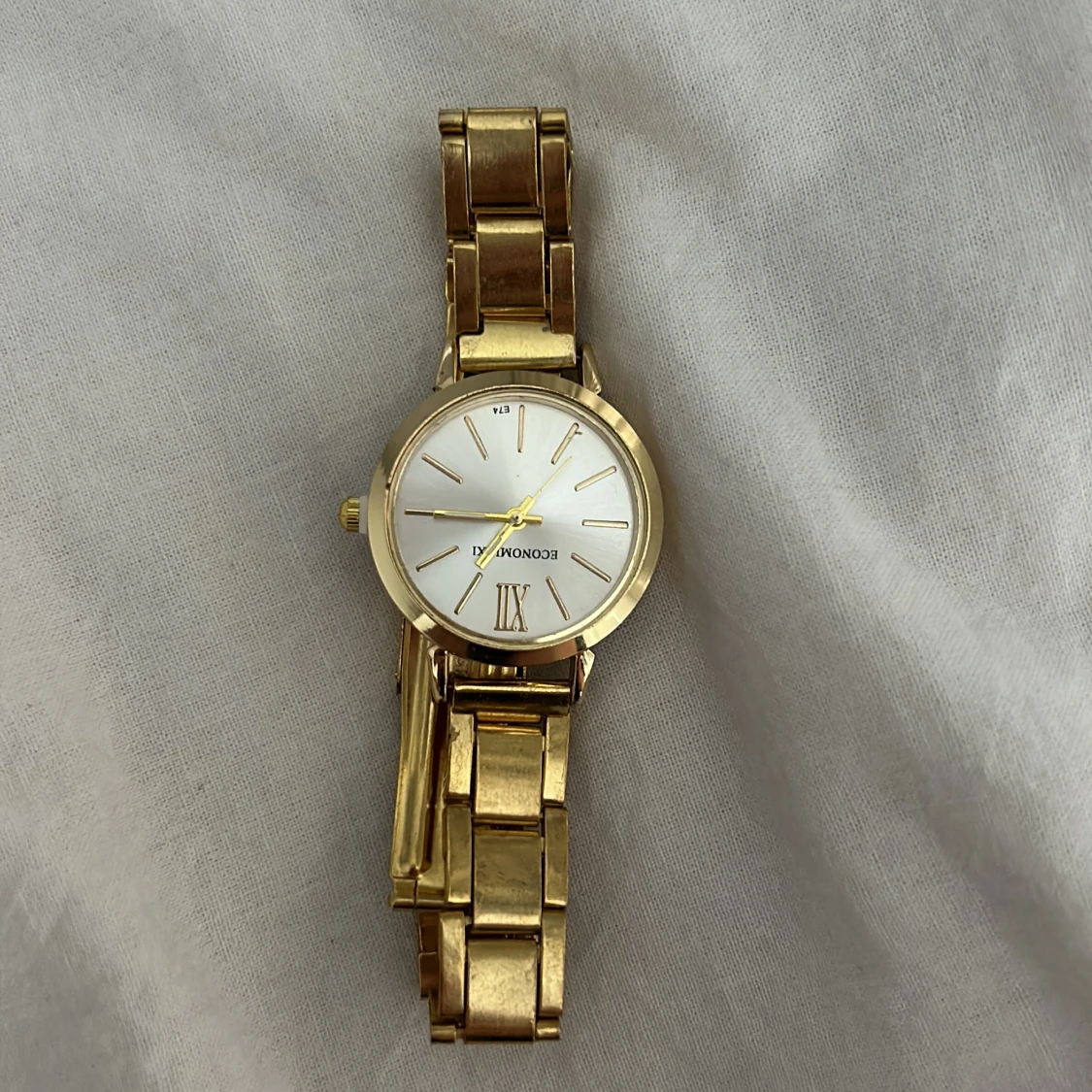 Säljer min klocka och ett par örhängen 