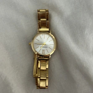 Säljer min klocka och ett par örhängen  - Båda är helt oanvända säljer pågrund av att jag råka köpta dubbelt 