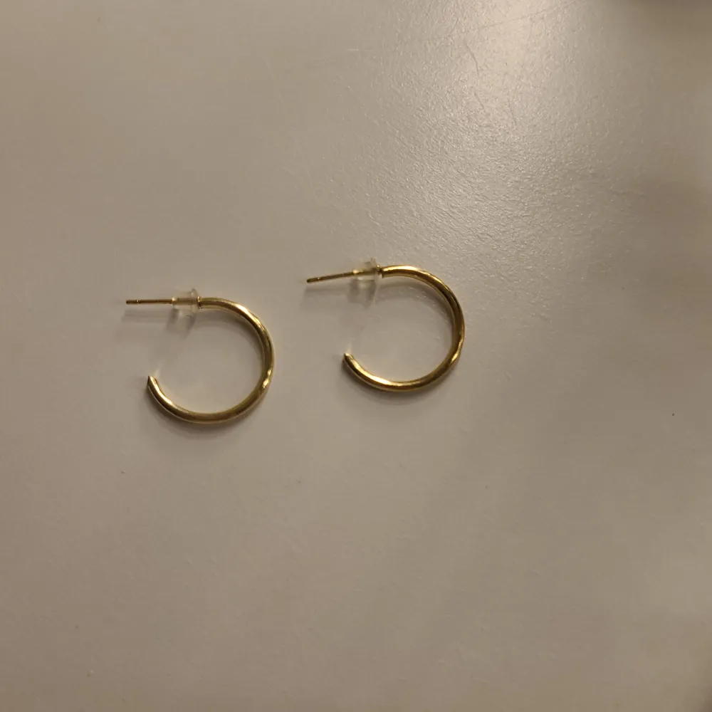 Ett par fina örhängen som är ett par ringar i guld (inte äkta) aldrig andvänt😊. Accessoarer.