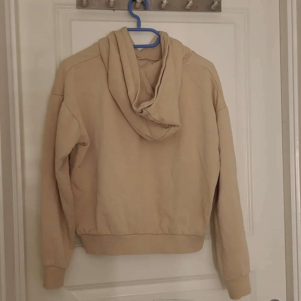 En fin beige hoodie köpt från kappahl. Använts ca 5 gånger💓. Hoodies.