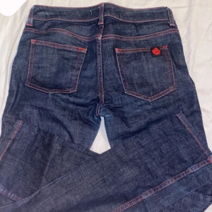 Acne jeans  - Acne jeans  I blå med röda detaljer Fick av en vän men var för små för mig Bra skick!  