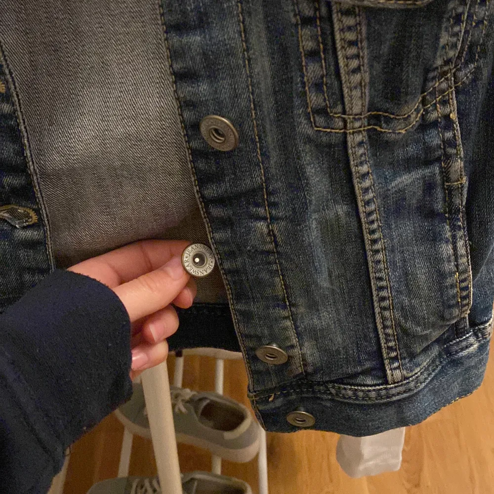 Cool jeans jacka avklippt till kortärmad, en knapp har lossnat men följer med så att man kan laga den.. Tröjor & Koftor.