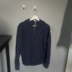 Polo Ralph lauren zip - En mörkblå polo Ralph lauren zip som passar S/M. Bra skick Inga skador 