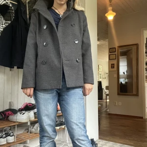 Höst kappa  - Säljer denna superfina höst kappa. Varm pga att det är ull i! 