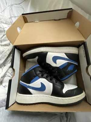 Racer blue jordans - Säljer dessa jordans då de heller inte kom till någon användning dem är också autentikerade av restocks orginal pris 2300 FRAKT INKLUDERAD!!
