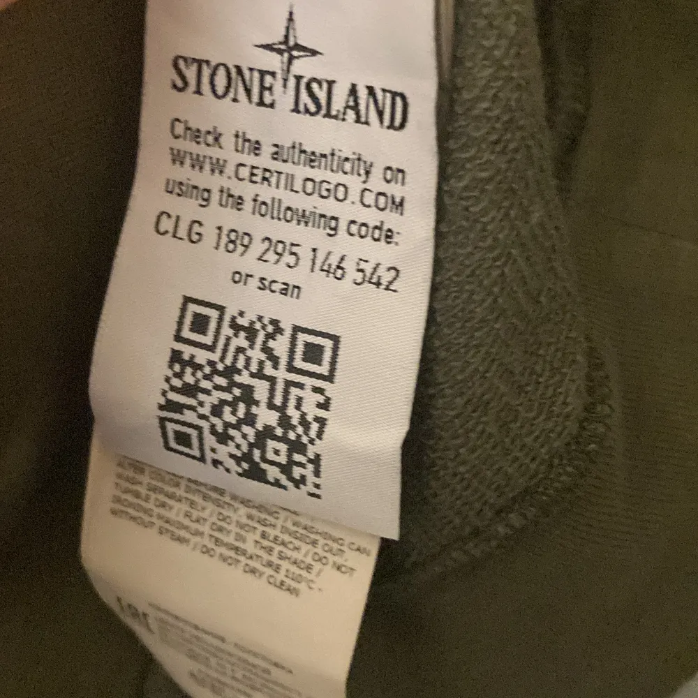 Säljer olivgrön Stone island sweatshirt skick 8/10 nypris ca 2000. Hoodies.