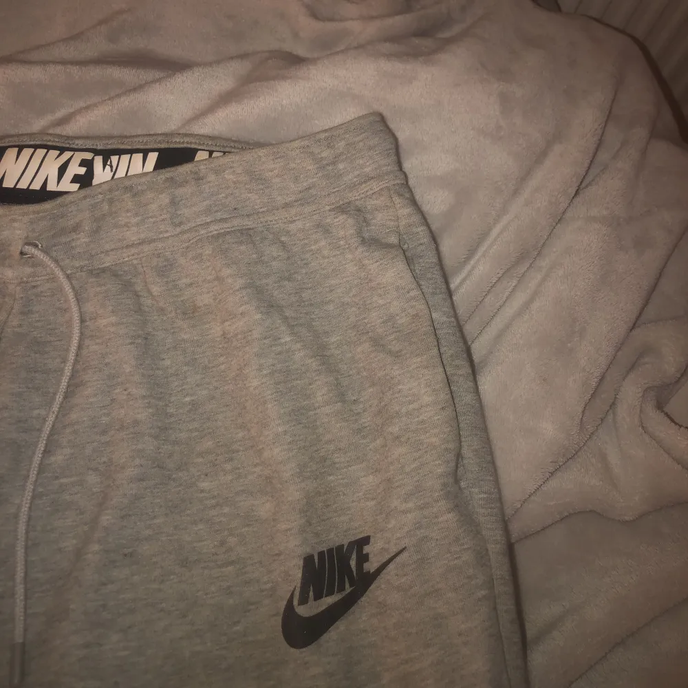 Gråa Nike byxor i storlek s. Jeans & Byxor.