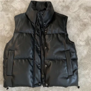 Väst från Zara - Säljer min superfina skinnväst från zara. Denna har garanterat varit en favorit men säljer den då den inte används längre💕 Kolla gärna i min profil🙏🏻💗