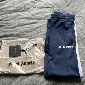 Palm angels byxor - Tjena säljer nu dessa tvärfeta Palm angels byxorna köpte dom för nån månad sedan men har inte kommit till mycket användning så har bestämt mig för att sälja dom Hör av er vid minsta fundering eller fråga!