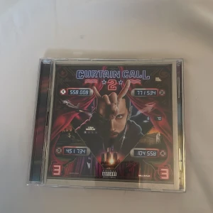 Eminem cd-skiva  - Hej! säljer en Eminem Cd skiva, curtain call 2. Det finns 2 CD skivor i den, Sista bilden visar alla låtar! Nytt skick och har aldrig spelat skivan. Köptes för 349kr men säljer den för 105kr. Köparen står för frakten som är 43kr. Tryck inte på köp nu‼️
