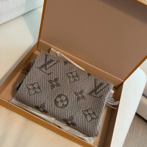 Louis Vuitton logomania halsduk  - All tillbehör + kvitto medföljer 
