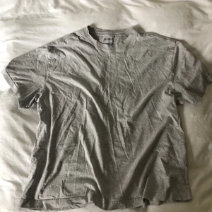 Weekday T-shirt XL - Grå weekday T-shirt i gott skick. finns Inga bilder på men Dma gärna vid andra frågor eller funderingar. Köparen står för frakt.