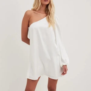 Vit one shoulder klänning student - Denna populära slutsålda klänning från Na-kd i storlek 38 men är oversized i modellen, perfekt inför studenten. Helt i nyskick 