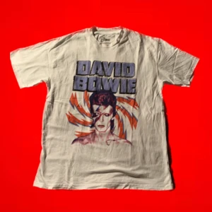 David Bowie Tee - Snygg och clean David Bowie tee🌟 Köpt på Carlings!🌟 Nypris 399:-🌟 Stl: Xs fats sitter som M Passform: oversized🌟