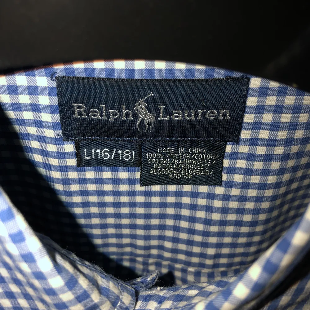 Säljer min randiga Ralph lauren skjorta  som jag haft ett tag men inte använt så mycket! . Skjortor.