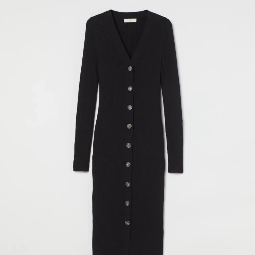 En svart ribbadklänning med knappar, köpt från H&M. Väldigt strechtig och figurnära. Använd endast 1 gång. Jag är 165 cm.. Klänningar.