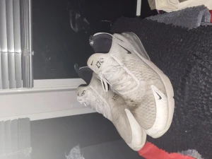 Nike 270 - Säljee mina 270s eftersom jag ej andvönder dom, smutsiga men de ba tvätta dom sen dom e som nya, box finns kvitto vet jag ej för dom e köpta på zalando