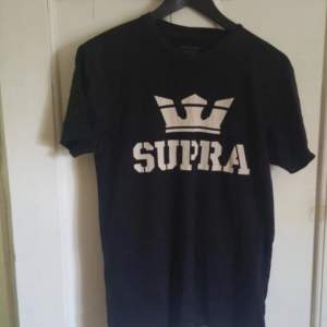 Svart T-shirt från Supra. I ett fint skick. Katt finns i det rökfria hemmet.