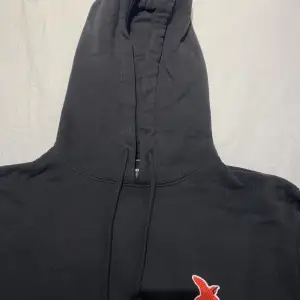 Svart Arigato hoodie knappt använd, vid snabbaffär kan pris diskuteras 