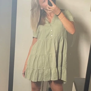Zara klänning - Grön klänning med knappar från zara storlek S💚💚🩶 kommer ej till användning
