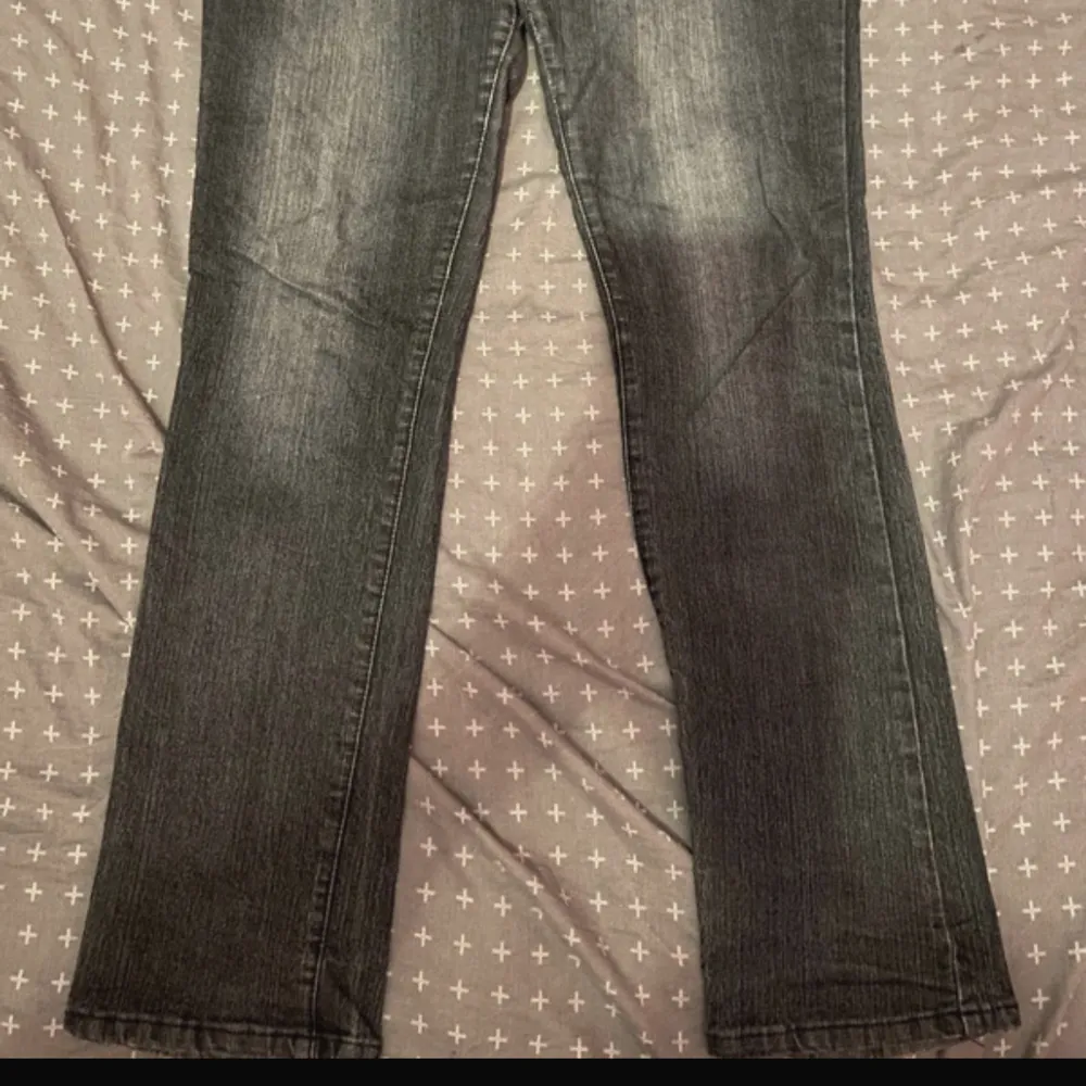 Jätte fina lågmidjade vintage jeans, med fina detaljer!  Säljer pga aningen för korta för mig som är 174💕 Pris kan diskuteras vid snabb affär!!!🚨 pris är inkl frakt!. Jeans & Byxor.