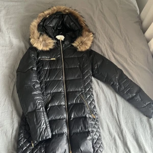 Vinterjacka  - Säljer min Rock and Blue vinterjacka! Jackan går precis över rumpan. Endast använt 2 vintrar, köpt på Miinto. Ny pris: 3600kr