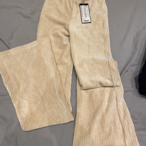 Utsvängda byxor  - Utsvänga byxor new yourker