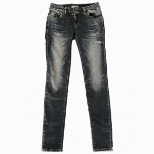Ltb Jeans Låg Midjade - Jätte fins Lågmidjade ltb jeans!  - Skick 9/10  - Sjukt bra fade, Med en bra passform!👖 - TITTA MIN SIDA SÅ DU INTE MISSAR NÅGOT ÄNNU FETARE!🍾💶Kom dm ifall du har några frågor!🙋‍♂️😊