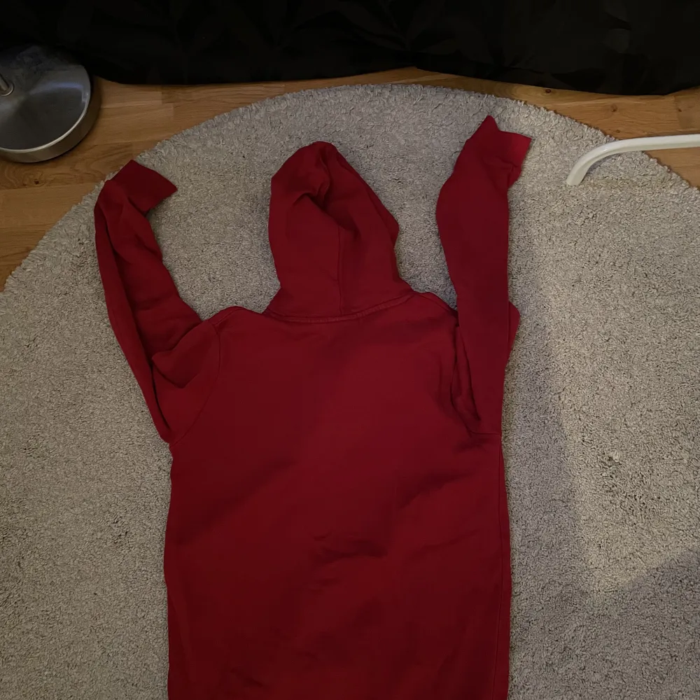 Säljer en röd peakperformance hoodie i mycket bra skick. Den är i storlek 170 vilket är som xs/s. . Hoodies.