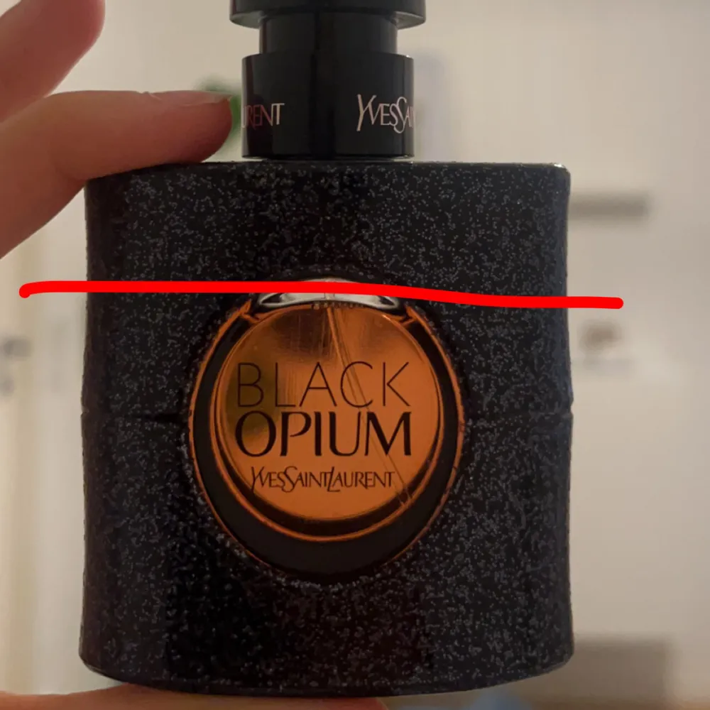 Black opium, noter är blandannat: päron, kaffe, jasmine, vanilj❤️Den är använd som man kan se på sista bilden, men mycket finns kvar❤️Den är 30ml och orginalpris är ca 550kr❤️. Övrigt.