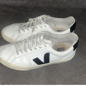 Veja skor 39 - Veja skor i strl 39 köpta på Plick o har ba använt dem några gånger, skorna rengörs innan jag postar!❤️🥰