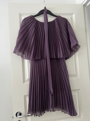 Lila volangklänning  - Vacker lila volangklännning i storlek 34
