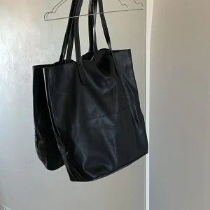 Shopper - väska - Shopper bag, i fake läder från Gina Tricot. Sparsamt använd. Perfekt skolväska. Jag står för frakten 📦 endast swish som betalningsmedel 