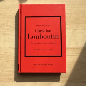 Little Book Of Christian Louboutin  - Köpt från Galeries Lafayette i Paris, har vart jätte försiktig med boken och har bara använt den som dekoration. Kanterna på bokomslaget är EJ sabbade heller. OBS: Stickmärket på framsidan på bokomslaget fanns redan när jag köpte den tyärr