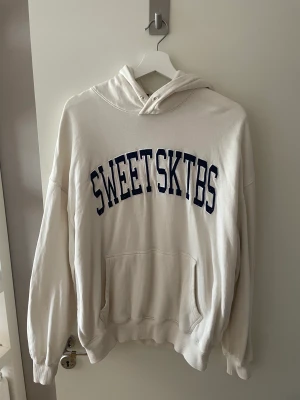 Hoodie - Köptes från junky yard och oversized. Köpte för 800kr